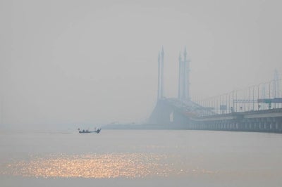 GEORGE TOWN, Oct 8 -- Hazy conditions enveloped the Penang Bridge this morning, with visibility appearing limited. This follows air quality reaching unhealthy levels in several areas of Penang, with Air Pollutant Index (API) readings recorded at the Minden (155), Seberang Perai (156), and Seberang Jaya (153) stations. (BERNAMA PHOTO)