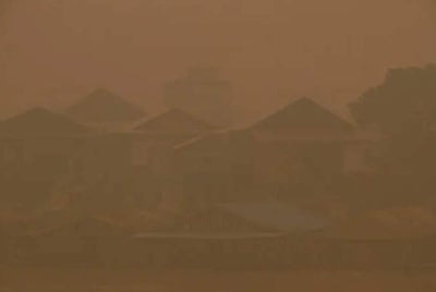 A residential area along the Kahayan River is shrouded in haze in Palangka Raya, Central Kalimantan. Photo: Agency
