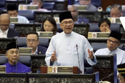 KUALA LUMPUR, Oct 9 -- Prime Minister Datuk Seri Anwar Ibrahim, who is also Finance Minister, tables Budget 2027 in the Dewan Rakyat today.
The tabling marks the fifth budget under his MADANI Government, anchored in a clear commitment to ensure high-value growth is translated equitably into greater well-being for the people, while strengthening the country’s economic resilience.
-- fotoBERNAMA ( 2026) COPYRIGHT RESERVED