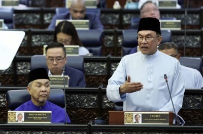 KUALA LUMPUR, Oct 9 -- Prime Minister Datuk Seri Anwar Ibrahim, who is also Finance Minister, tables Budget 2027 in the Dewan Rakyat today.
Anwar announces that tax incentives will be enhanced and extended until Dec 31, 2030, to encourage more companies to adopt green and sustainable technologies.
-- fotoBERNAMA (2026) COPYRIGHT RESERVED