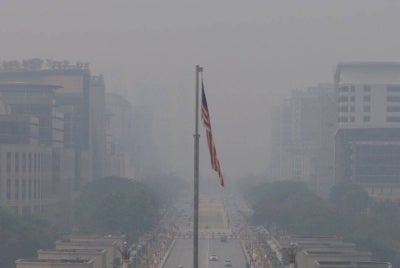 NRES urged the public to refer to official government API readings on MyEQMS amid discrepancies with alternative monitoring platforms. Photo: Bernama