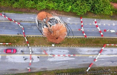 The Federal Route FT08 along the Gua Musang-Kota Bharu Road, near Taman Rekreasi Kesedar here, has been closed to all vehicles on Saturday due to a sinkhole measuring about eight metres deep. Photo by Bernama