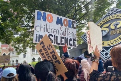 Seniwati Solidarity gathering at Dataran Merdeka on Sunday marked an initial step towards raising awareness about sexual violence in the arts industry and empowering survivors to seek help.