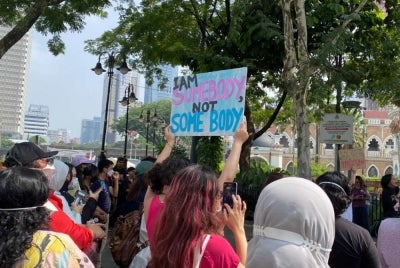 Seniwati Solidarity gathering at Dataran Merdeka on Sunday marked an initial step towards raising awareness about sexual violence in the arts industry and empowering survivors to seek help.