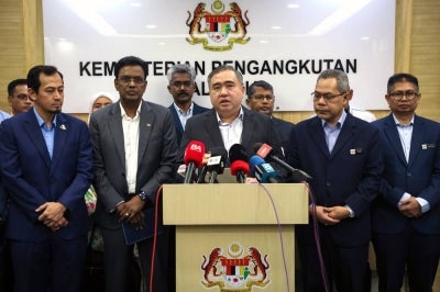 PUTRAJAYA, Oct 12 - Transport Minister Anthony Loke speaks at a press conference at the Transport Ministry today.
Also present was Transport Ministry Secretary-General Datuk Seri Jana Santhiran Muniayan (second from left).
- PHOTO: BERNAMA (2026) COPYRIGHT RESERVED