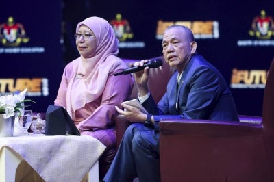 KUALA LUMPUR, Oct 12 - Deputy Prime Minister Datuk Seri Fadillah Yusof during the “In Conversation with YAB Deputy Prime Minister” session held in conjunction with the third International Future Young Leaders Summit (iFUTURE 2026) at the World Trade Centre Kuala Lumpur today.
Also present was Universiti Malaysia Pahang Al-Sultan Abdullah (UMPSA) Vice-Chancellor Professor Dr Yatimah Alias.
- PHOTO: BERNAMA (2026) COPYRIGHT RESERVED