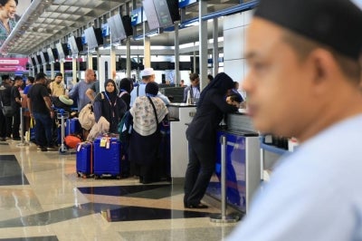Local umrah travel agencies are closely monitoring flight statuses and developments surrounding a fire at Terminal 4 of King Khalid International Airport in Riyadh, Saudi Arabia, to ensure the safety of Malaysian pilgrims scheduled to depart for the Holy Land. Photo by Bernama