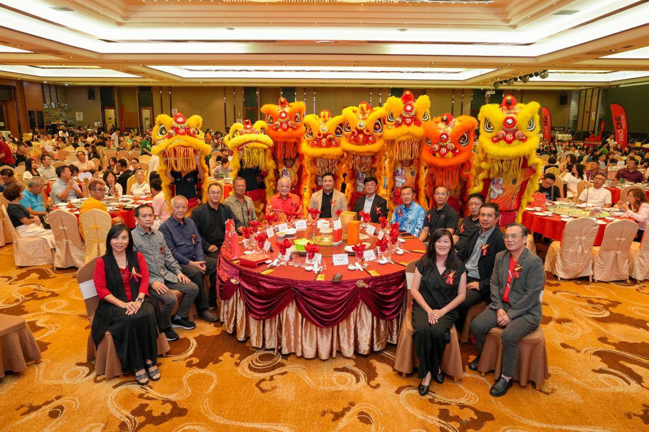 ONEcharity Fundraising Dinner raised more than RM500,000 for five Chinese schools in Kuantan, surpassing its initial fundraising target.