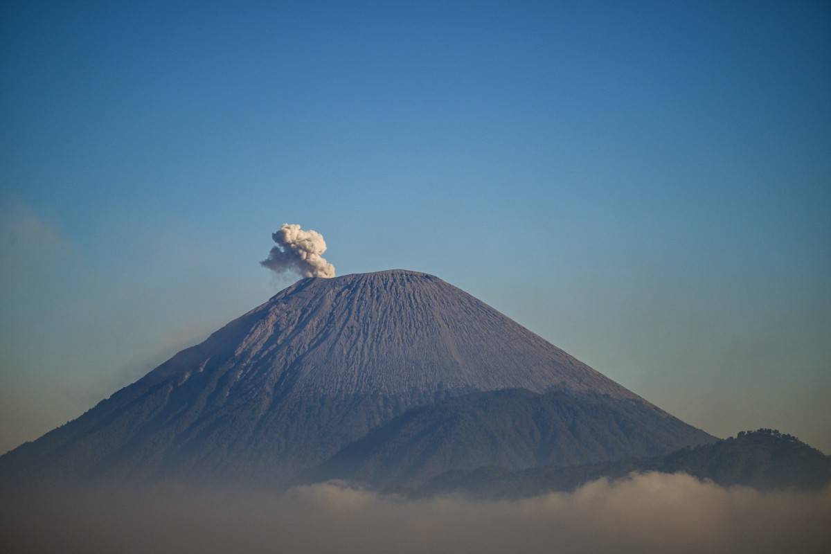 Mount Semeru (Photo by JUNI KRISWANTO / AFP)
