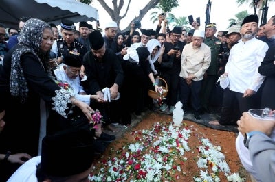 Datin Paduka Marina Mahathir (left) has expressed her family’s gratitude to members of the public who continue to offer prayers for her late mother, Tun Dr Hasmah Mohd Ali, and visit her grave. Bernama FILE PIX