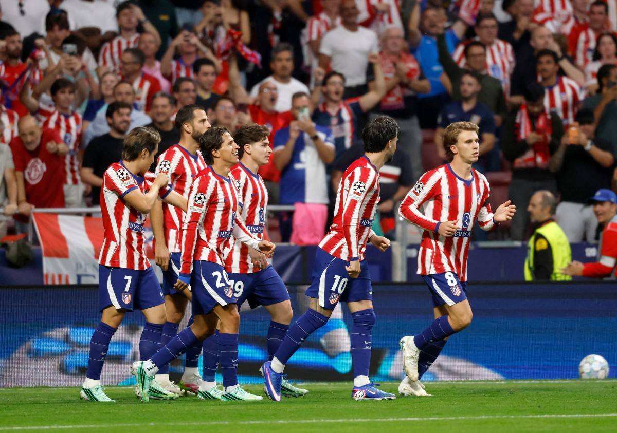 Atletico Madrid's Spanish midfielder #08 Pablo Barrios (R) celebrates scoring his team's first goal. (Photo by Oscar DEL POZO / AFP)