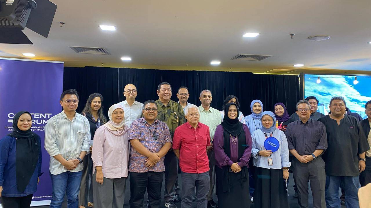 Participants at the Communications and Multimedia Content Forum of Malaysia (CMCF) roundtable discussion on media ethics and refugee reporting at Kompleks Karangkraf in Shah Alam. 