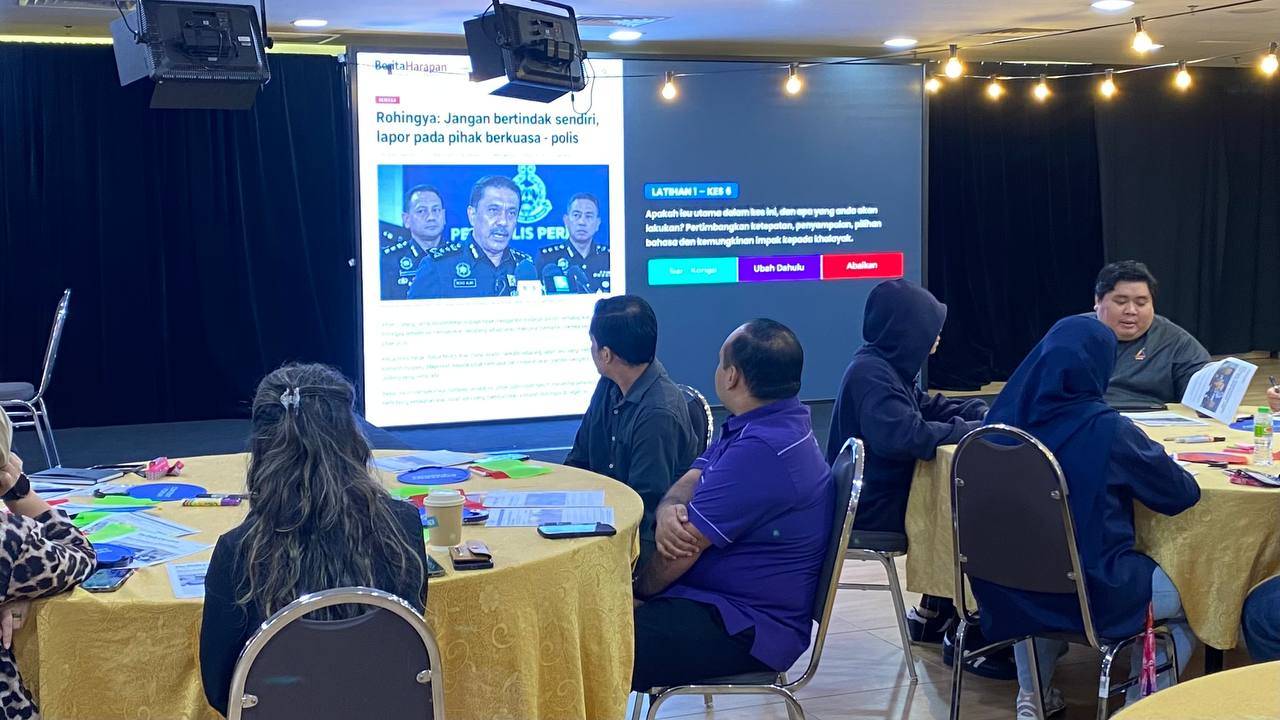 Participants at the Communications and Multimedia Content Forum of Malaysia (CMCF) roundtable discussion on media ethics and refugee reporting at Kompleks Karangkraf in Shah Alam.