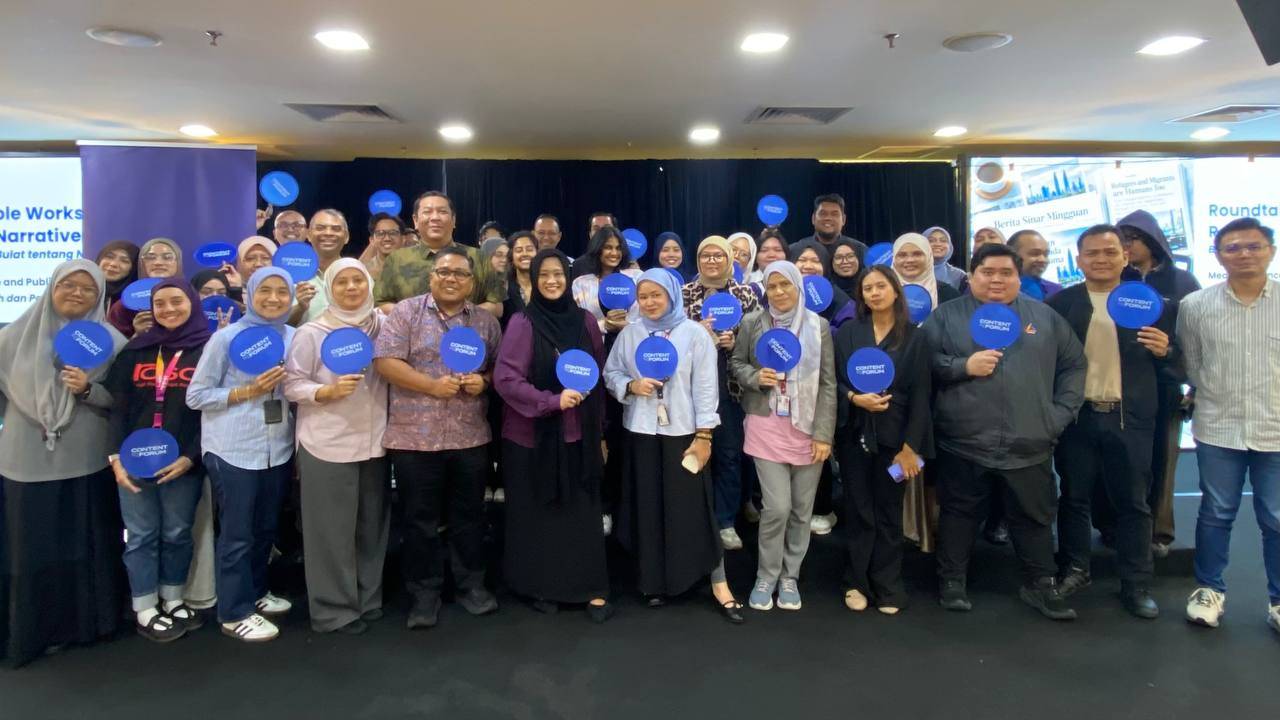 Participants at the CMCF roundtable discussion on media ethics and refugee reporting at Kompleks Karangkraf, Shah Alam, featuring representatives from CMCF, UNHCR, Suhakam, media organisations, publishers and civil society groups.