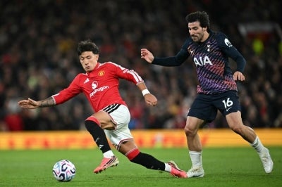 Manchester United's Argentinian defender #06 Lisandro Martinez (L). (Photo by Paul ELLIS / AFP)