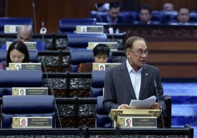 KUALA LUMPUR, Oct 14 - Prime Minister Datuk Seri Anwar Ibrahim tables a motion to appoint four Members of Parliament, comprising two government and two opposition representatives, to serve on the Parliamentary Services Council during the Third Meeting of the Fifth Session of the 15th Parliament at Parliament House today. - PHOTO: BERNAMA (2026) COPYRIGHT RESERVED