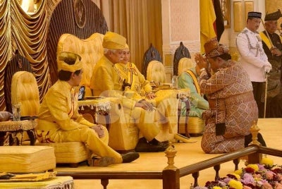 The Yang di-Pertuan Besar of Negeri Sembilan, Tuanku Muhriz Tuanku Munawir, grants an audience to Undang Luak Jelebu Datuk Azrin Khairi during the proclamation ceremony at Istana Besar Seri Menanti, Kuala Pilah.
