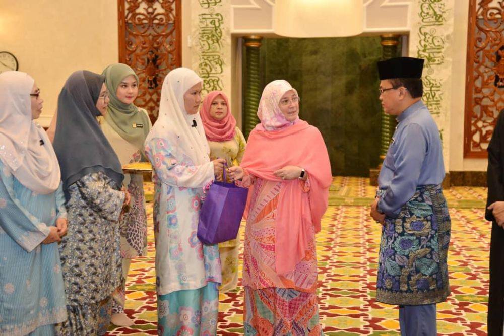 The cut, fabric, fastening and way of arranging the kain may differ, but the similarities allow us to recognise a shared inheritance.