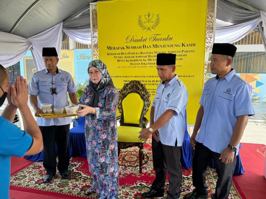 Tengku Ampuan Pahang Tunku Azizah Aminah Maimunah Iskandariah said the baju kurung gave her a sense of familiarity that connected her with the people she met.