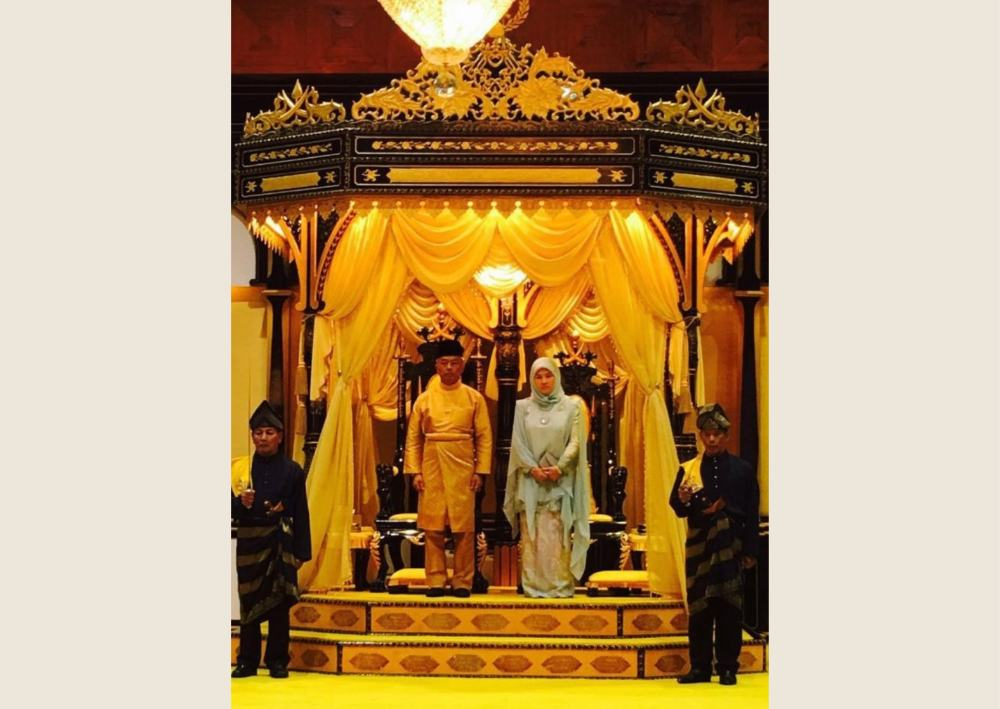 “The traditional baju kurung was entirely at home on a Queen.”