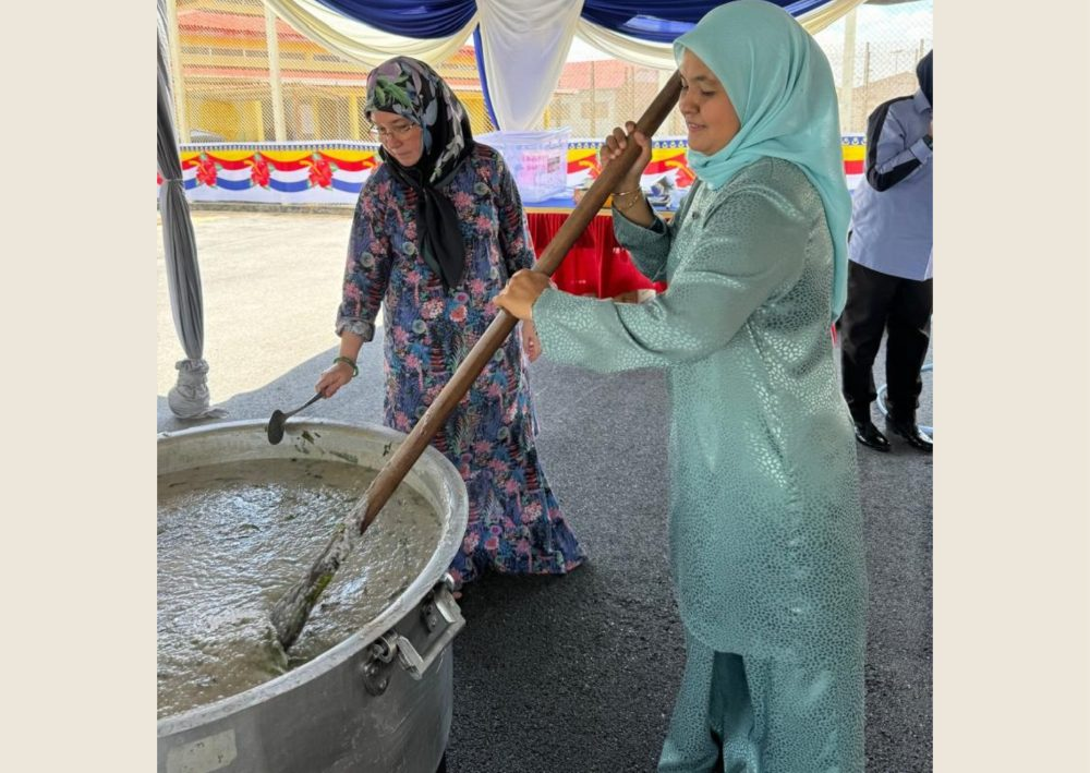 Tengku Ampuan Pahang Tunku Azizah Aminah Maimunah Iskandariah is among those who still wear hand-sewn baju kurung Teluk Belanga, whether at official functions, less formal occasions or at home.