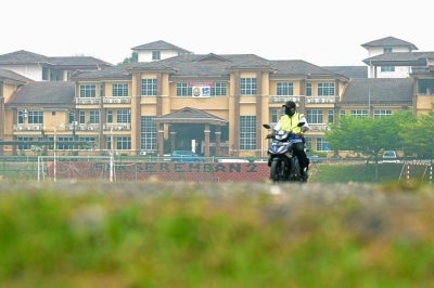Pupils are encouraged to wear face masks as a precaution. Parents or guardians who are concerned about their children’s health amid the haze may choose not to send them to school. Photo by BERNAMA