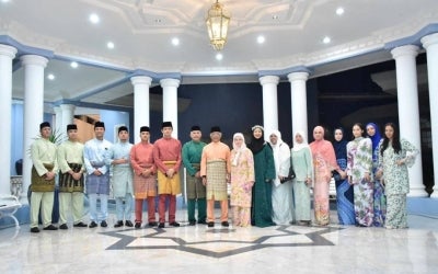 Tengku Ampuan Pahang Tunku Azizah Aminah Maimunah Iskandariah firmly believes busana Melayu belongs alongside Bahasa Melayu as an expression of identity, through the words we speak and the clothes we have inherited.