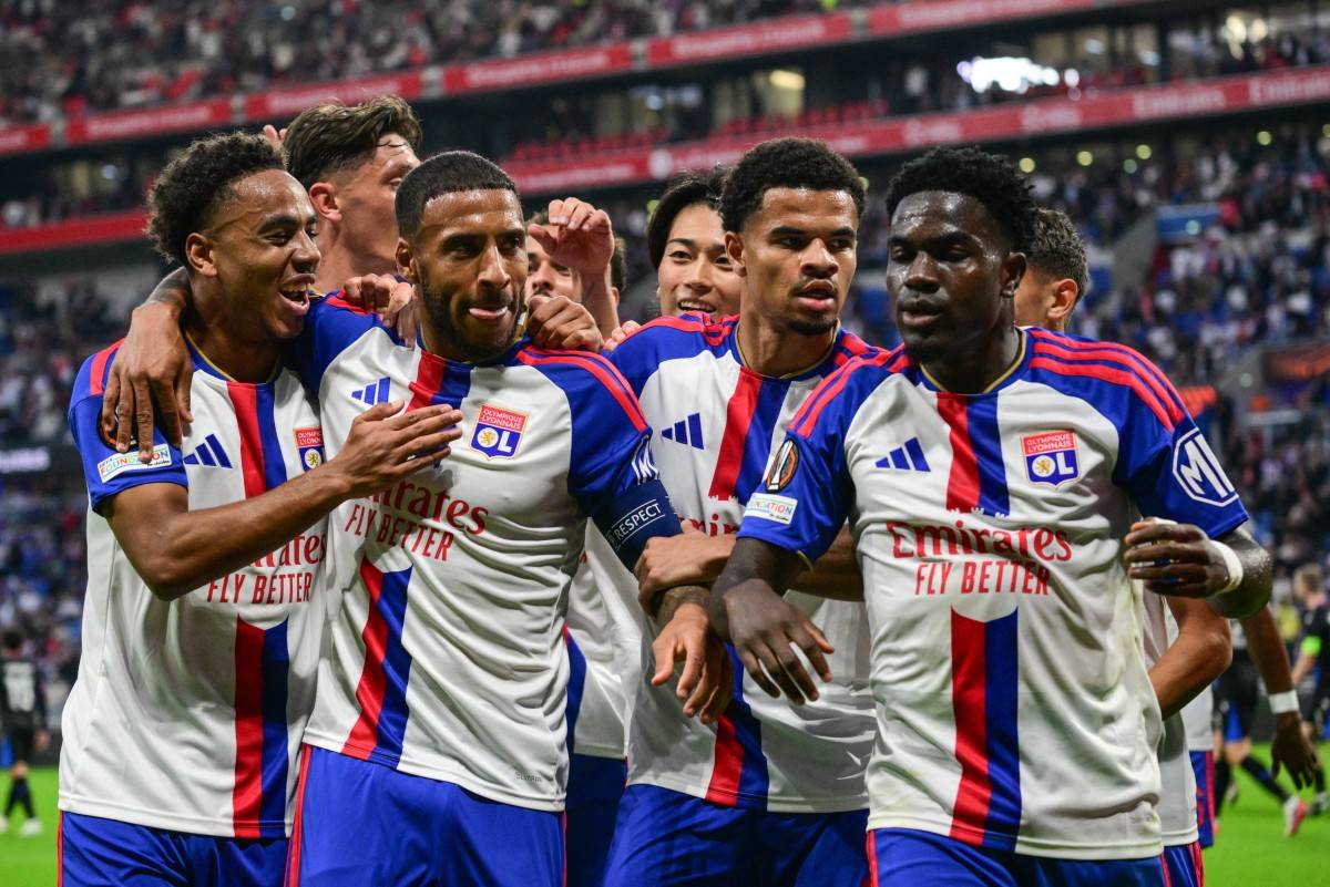 Lyon players celebrate their goal. (Photo by OLIVIER CHASSIGNOLE / AFP)