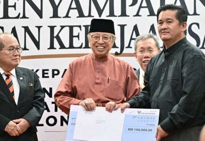 The Sarawak State Government has contributed RM100,000 to each of the families of the five victims of the Flying Doctor Service (FDS) helicopter crash in Long Lellang, Baram, which occurred on Sept 8. Photo by Bernama