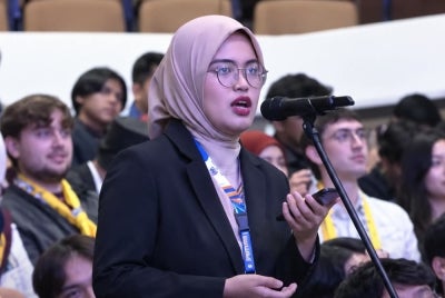 A screenshot from a video showing student representative Ummi Umairah Bakhit from Universiti Malaya during a dialogue with former minister Khairy Jamaluddin, Selangor Menteri Besar Datuk Seri Amirudin Shari and Johor Menteri Besar Datuk Onn Hafiz Ghazi at the World Trade Centre Kuala Lumpur.