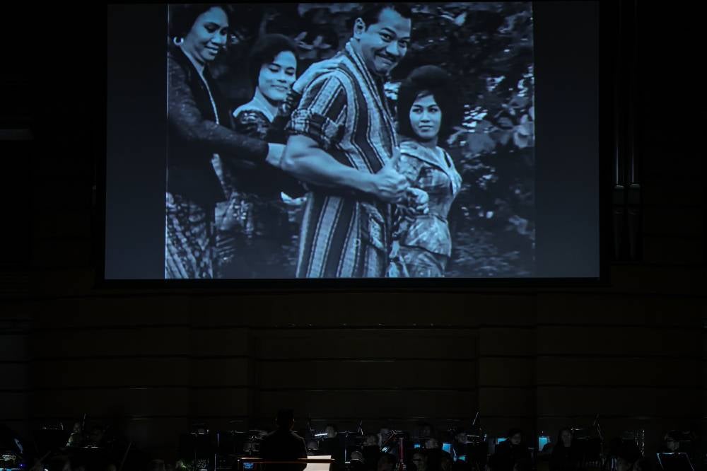 Led by experienced conductor Ahmad Muriz Che Rose, ‘Madu Tiga: Live in Concert’ featured the complete screening of the iconic film directed by the late Tan Sri P. Ramlee, with its original dialogue preserved. At the same time, the music and songs were performed live in sync with the scenes on screen. - Photo by Bernama