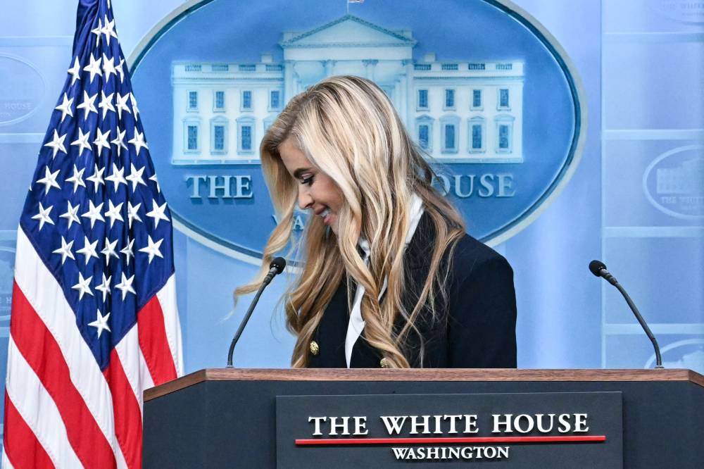 3680832 Trump's new press secretary out after less than a week - Sinar Daily
