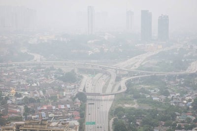 Haze shrouding the capital city has reduced visibility to the extent that the Petronas Twin Towers (KLCC) were not visible during an observation today. (BERNAMA PHOTO) 