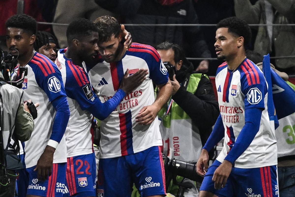 Lyon’s US midfielder #06 Tanner Tessmann (C) celebrates with teammates. (Photo by JEFF PACHOUD / AFP)