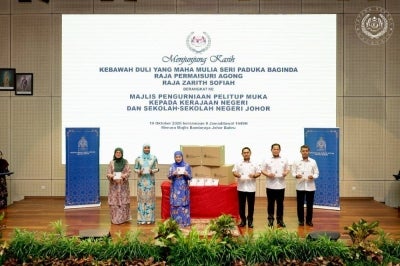 Her Majesty Raja Zarith Sofiah, Queen of Malaysia, donates 500,000 face masks to the Johor state government for distribution to schoolchildren amid the haze. -Photo Source: Sultan Ibrahim Sultan Iskandar’s Facebook