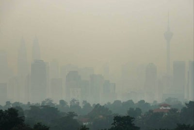 Twenty-five areas nationwide remained at unhealthy air quality levels as of 4 pm today, with Batu Muda in Kuala Lumpur recording the highest Air Pollutant Index (API) reading at 173. Photo by Bernama