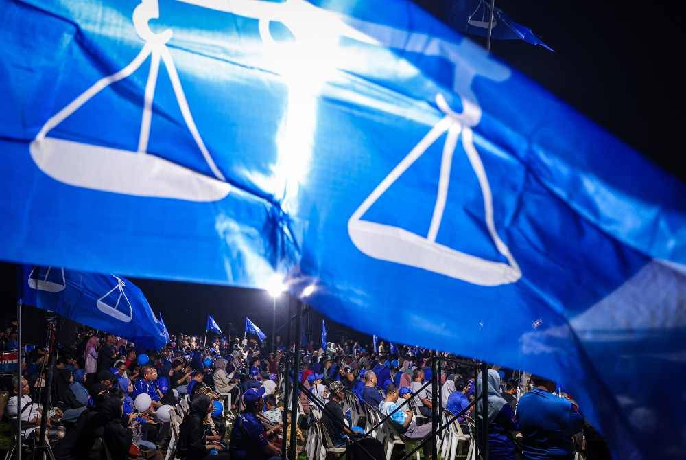 Political analysts say BN’s momentum from recent state election victories could fade if its proposed cooperation with PN fails to materialise in Melaka. - Photo by Bernama