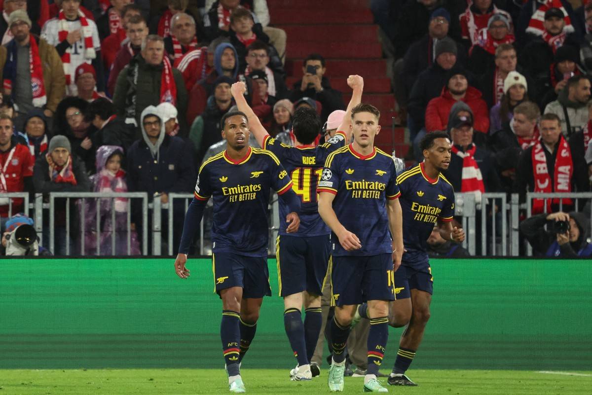 Arsenal's English midfielder #41 Declan Rice (C) celebrates scoring the 2-2 goal with his teammates. (Photo by Karl-Josef HILDENBRAND / AFP)