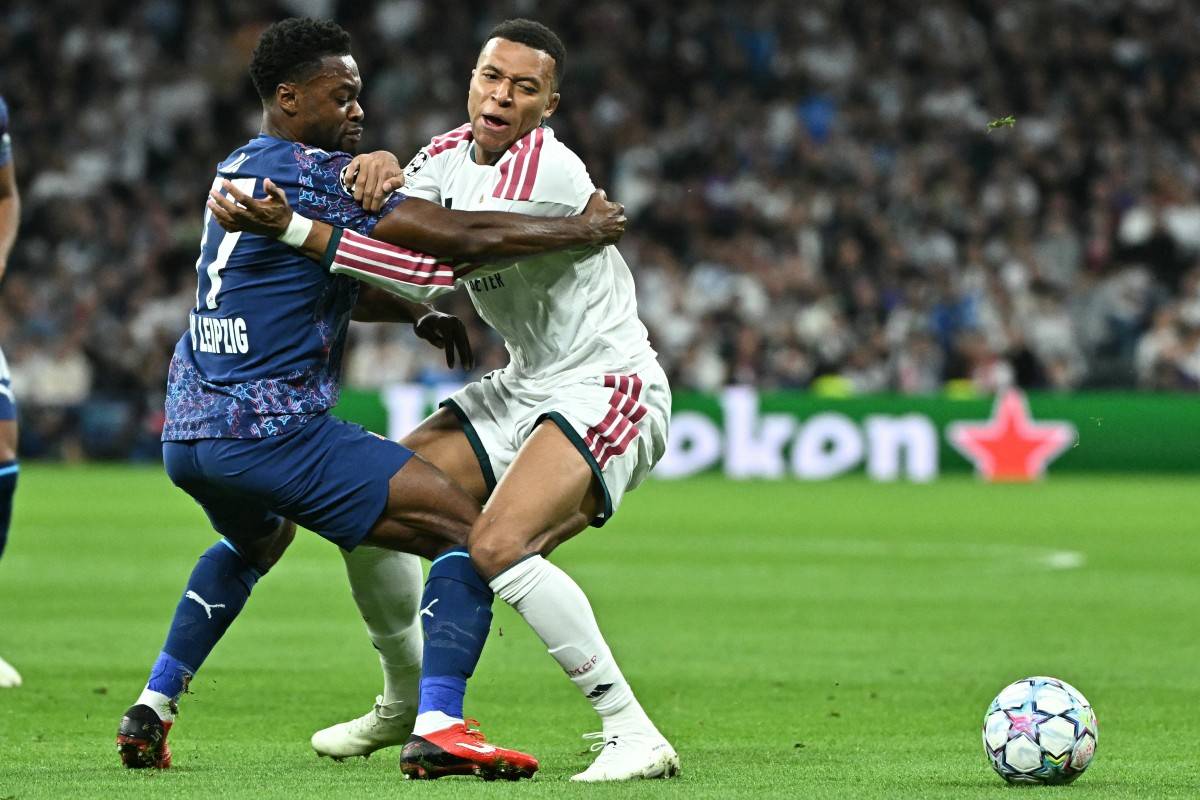 Real Madrid's French forward #10 Kylian Mbappe (R) collides with RB Leipzig's German defender #17 Ridle Baku during their UEFA Champions League first round day 3 football match. Photo by AFP