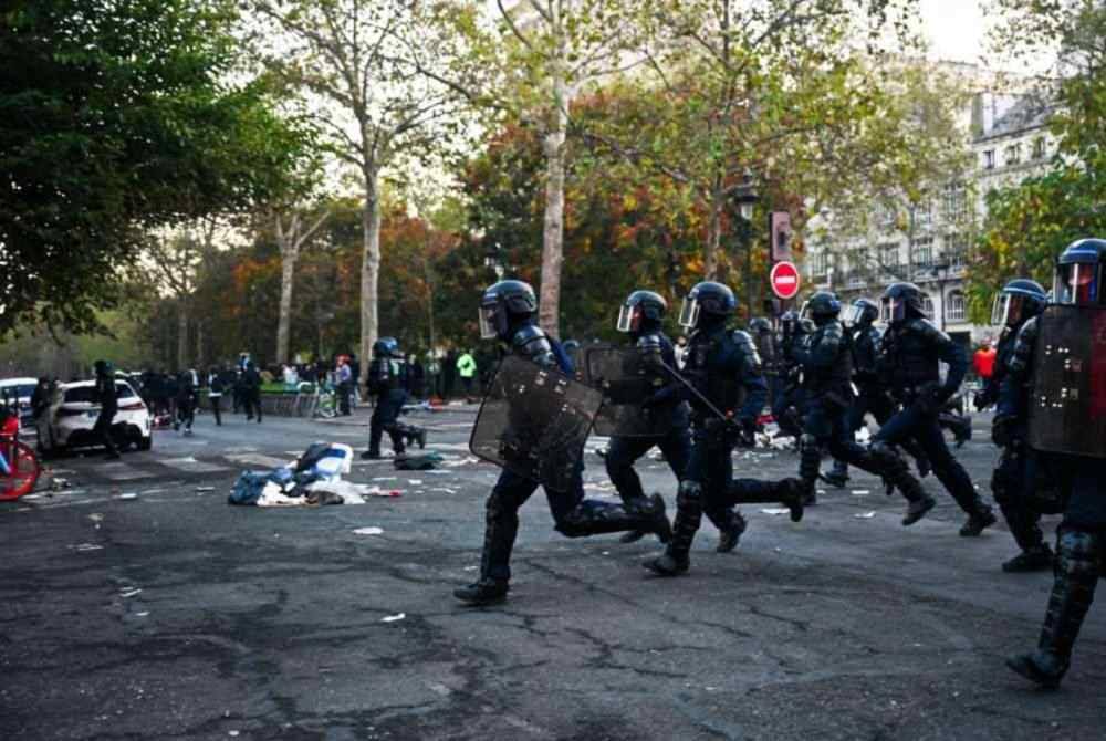 French protesters clash with police during nationwide demonstrations in France. -AFP Photo