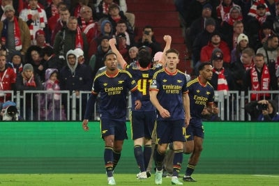 Arsenal's English midfielder #41 Declan Rice (C) celebrates scoring the 2-2 goal with his teammates. (Photo by Karl-Josef HILDENBRAND / AFP)