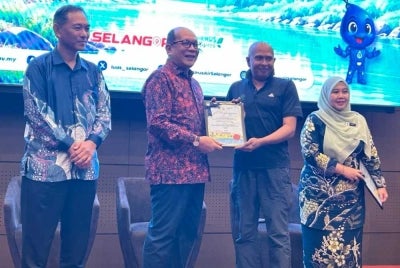 Selangor Infrastructure and Agriculture Exco Datuk Ir Izham Hashim (second from left) presents a certificate of appreciation to a participant at the Friends of River (FOR) workshop in Shah Alam on Thursday.
