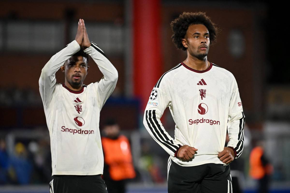 Manchester United's Ivorian midfielder #16 Amad Diallo (L) and Manchester United's Dutch forward #11 Joshua Zirkzee react after losing the UEFA Champions League, league phase matchday 3, football match between Como 1907 and Manchester United at the Stadio Giuseppe Sinigaglia in Como, northen Italy on October 21, 2026. (Photo by PIERO CRUCIATTI / AFP)