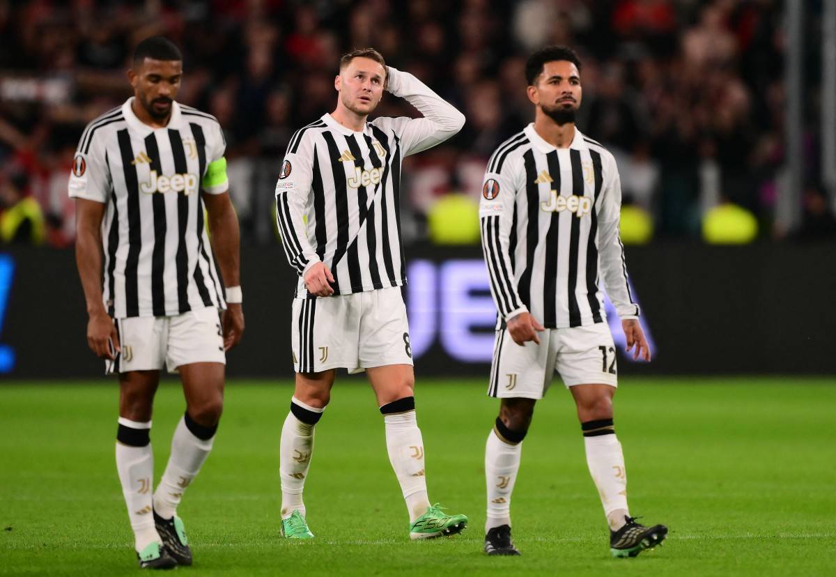 Juventus' Brazilian defender #03 Bremer, Juventus' Dutch midfielder #08 Teun Koopmeiners and Juventus' Brazilian midfielder #12 Douglas Luiz at the end of the UEFA Europa League - 1st round day 3 football match between Juventus and Rennes at the Allianz stadium in Turin, on October 22, 2026. (Photo by Marco BERTORELLO / AFP)