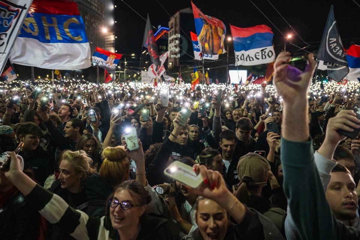 Supporters of Serbia's student-led movement attend the final campaign rally of the student-backed election list in central Belgrade on October 22, 2026, ahead of the country's snap parliamentary elections on October 25. The vote follows nearly two years of student-led protests sparked by the November 2024 collapse of a railway station canopy in Novi Sad that killed 16 people, with demands for early elections becoming a central goal of the movement. The student-backed list is challenging the ruling Serbian Progressive Party (SNS), led in the campaign by former president Aleksandar Vucic, who resigned in September to run for prime minister. (Photo by Andrej ISAKOVIC / AFP)