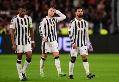Juventus' Brazilian defender #03 Bremer, Juventus' Dutch midfielder #08 Teun Koopmeiners and Juventus' Brazilian midfielder #12 Douglas Luiz at the end of the UEFA Europa League - 1st round day 3 football match between Juventus and Rennes at the Allianz stadium in Turin, on October 22, 2026. (Photo by Marco BERTORELLO / AFP)
