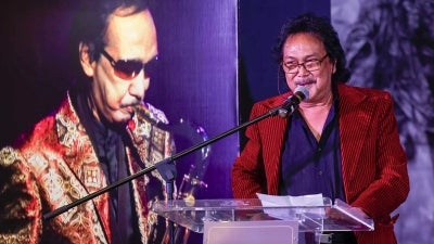 Tan Sri Ahmad Nawab's eldest son Nasir Khan delivering his speech during the launching of the "Sentuhan Emas Tan Sri Ahmad Nawab" book in Kuala Lumpur on April 16, 2026. - BERNAMA FILE PIX