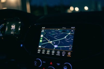 A driver uses a navigation app while driving. – Photo for illustration purposes only