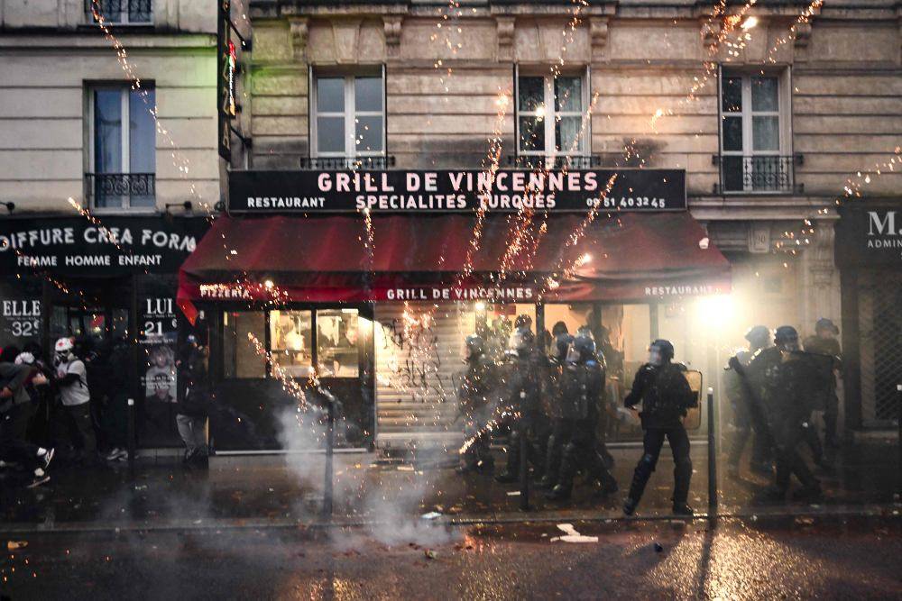 Police officers clash with protesters near Porte de Vincennes during a demonstration in favor of purchasing power, the protection of public services and fiscal and social justice. Photo by AFP