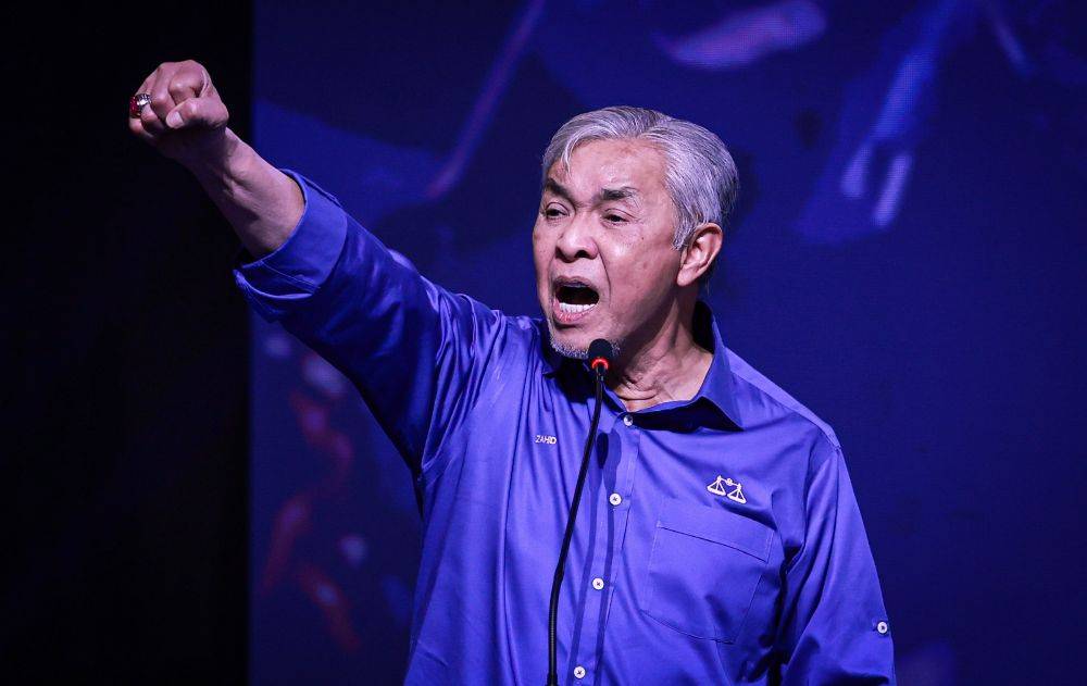 Barisan Nasional (BN) chairman Datuk Seri Dr Ahmad Zahid Hamidi delivers his speech at the launch of the BN election machinery in preparation for the 16th Melaka State Legislative Assembly Election at the MITC Hall on Saturday. Photo by Bernama